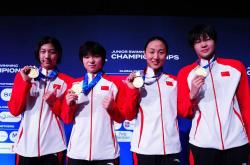 中國(guó)游泳新秀崭露头角(jiǎo)，两位年轻选手夺得(dé)八枚金牌