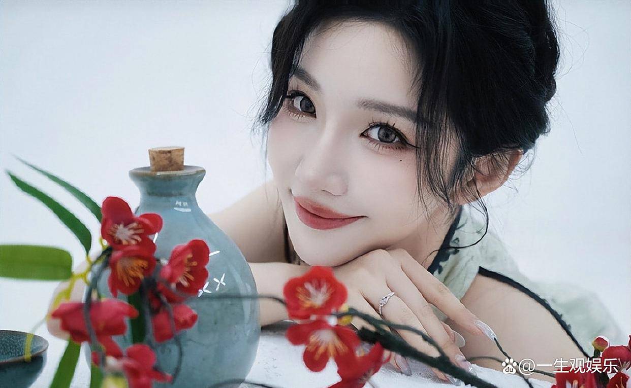 KPL官方解说的解说小鹿，身材还是很顶的，旗袍太适合她了！